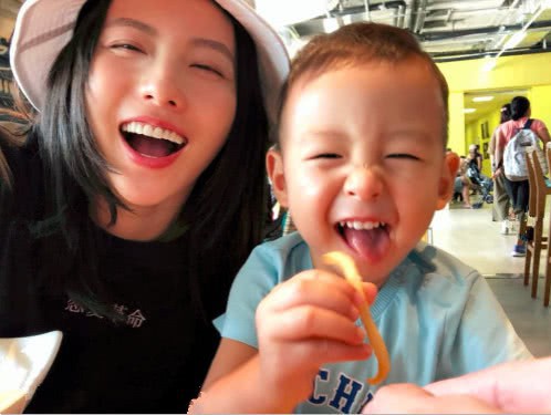 张嘉倪晒出带娃游玩照：母子俩面对镜头笑得很开心，笑眼表情神同步