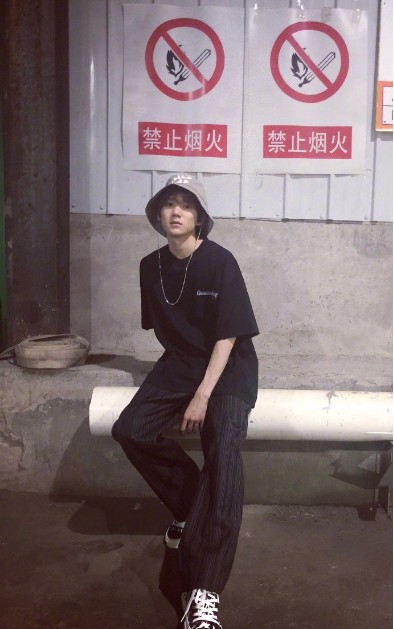 王源深夜晒出自拍照片：他一身黑衣休闲舒适，头戴渔夫帽时尚感爆表