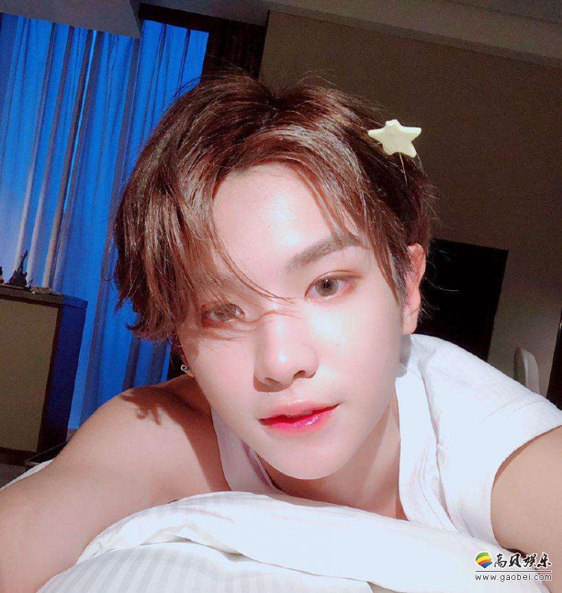黄明昊晒出自拍帅照：justin酷酷倚在围栏上凹造型，自拍中酷酷的比V