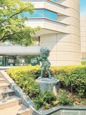 读卖新闻总部大楼前柯南雕像突然离奇失踪：原位置出上现神秘留书