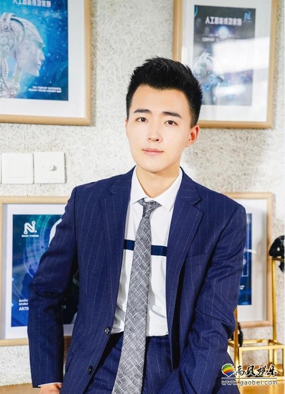 《当她恋爱时》热拍中：青年演员乔峻达加盟演出科技公司创始人