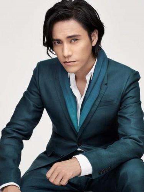 陈坤微博晒出照片:穿深色西装外套搭配白底蓝条纹衬衫,逆龄感爆棚