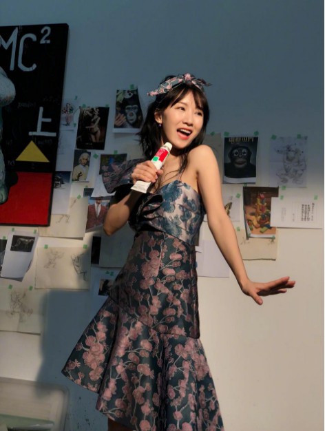 李念分享拍摄花絮照：童心大发拿着牙膏当麦克风高歌，模样甜美可人