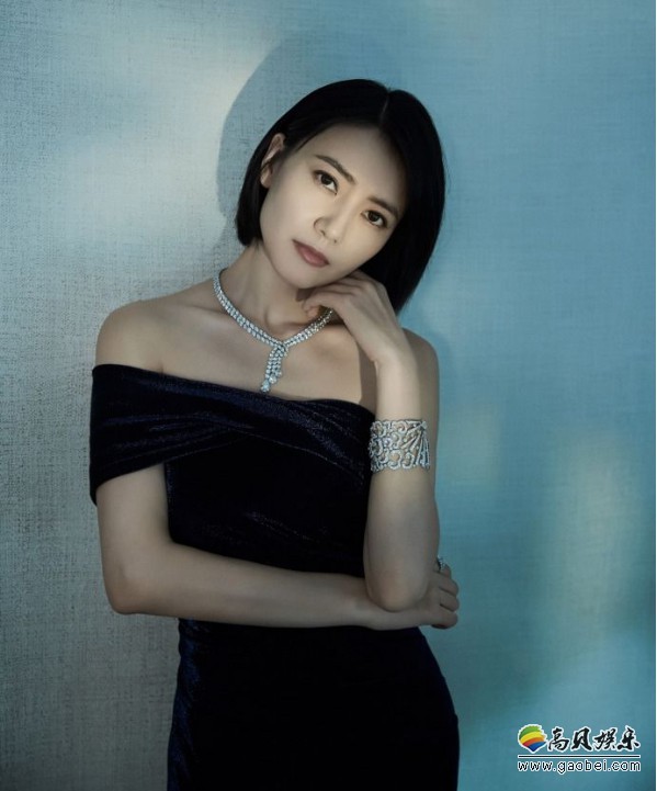 高圆圆工作室晒出美照：抹胸礼服成熟气质，单手扶脸露美背性感十足