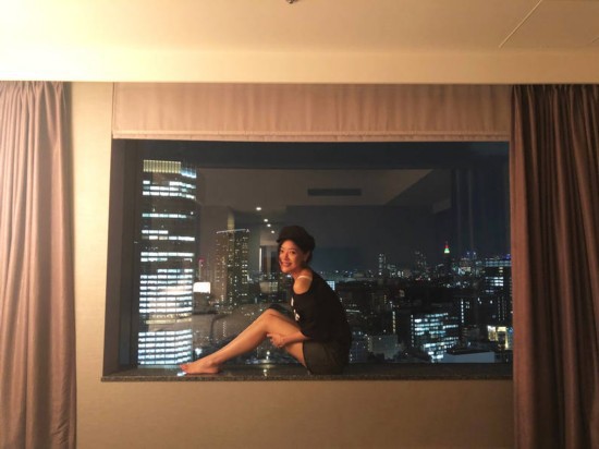 邓家佳微博晒出东京酒店落地窗前大秀长腿美照：性感吸睛！小露香肩