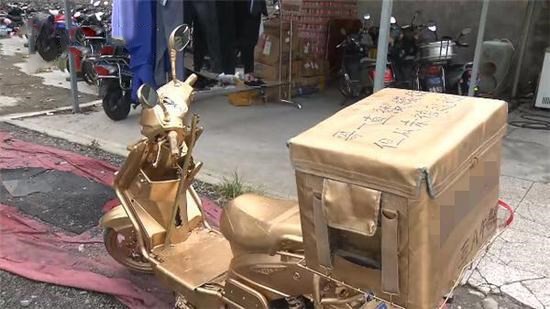 网络流传外卖小哥照片：自制土豪金座驾、手写“沪A88888”车牌