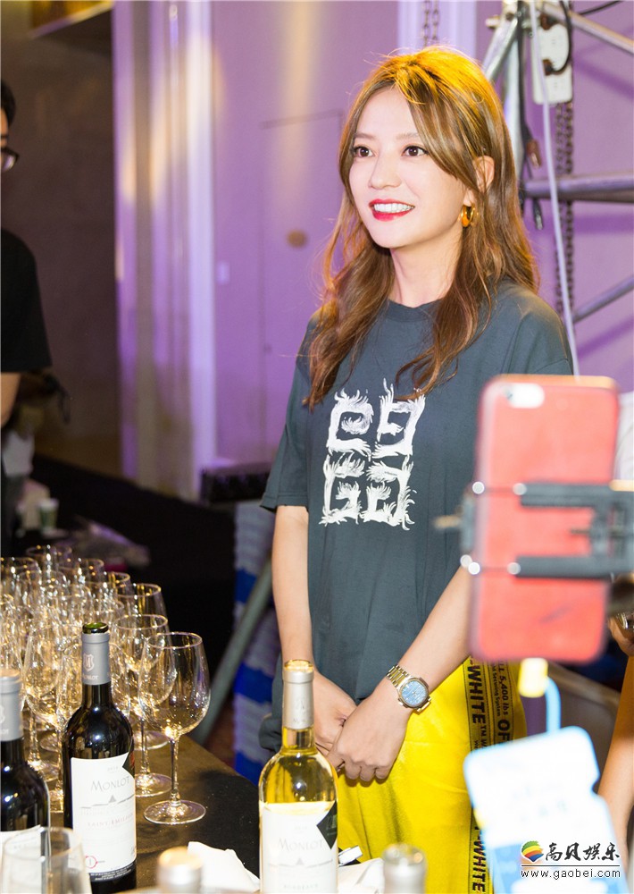 赵薇出席FIRST影展颁奖典礼志愿者授勋仪式：运动休闲装扮出席活动