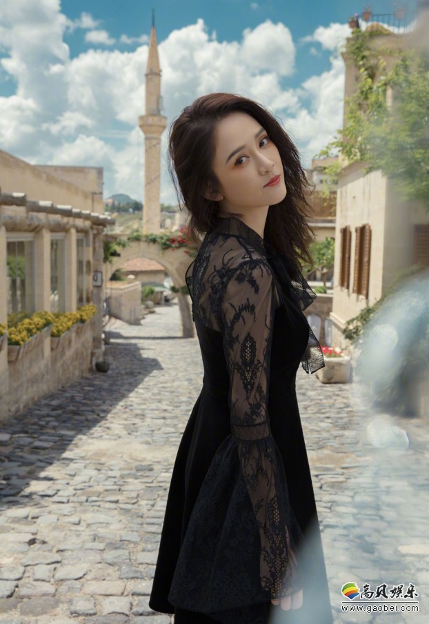 陈乔恩微博晒出一组美图：身穿黑色蕾丝连衣裙，转身回眸，妩媚撩人