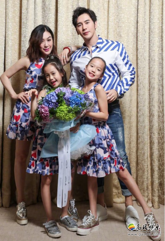 钟丽缇携俩女儿参加老公张伦硕新电影发布会：恰好是二女儿10岁生日