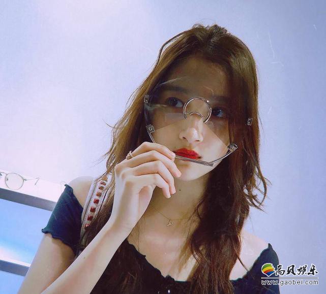 网友韩国首尔偶遇关晓彤：她与友人现身首尔街头，穿着热裤秀出美腿