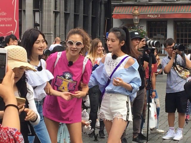网友比利时偶遇谢娜、颖儿、应采儿：三位辣妈同框！娜姐减肥有成效