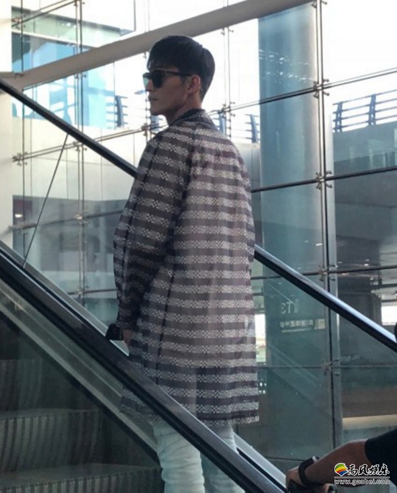 网友晒出偶遇张翰照片：张翰面架黑超，潮范十足！颜值身材仍然在线