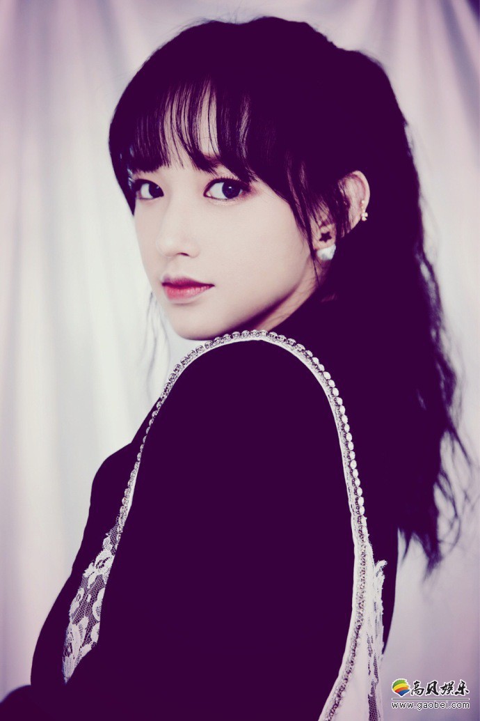 程潇微博晒出美照：一身黑色外套只穿一半，露出白皙香肩，酷劲十足