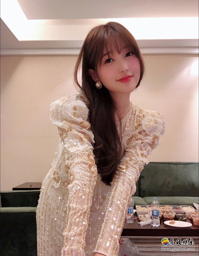 金莎晒出自拍照：性感妩媚，少女感十足！网友表示“又来一位逆生长”