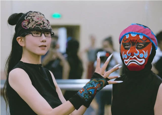 粉丝团晒出杨丽萍视频：一边练功一边化妆，高难度侧压腿惊呆网友