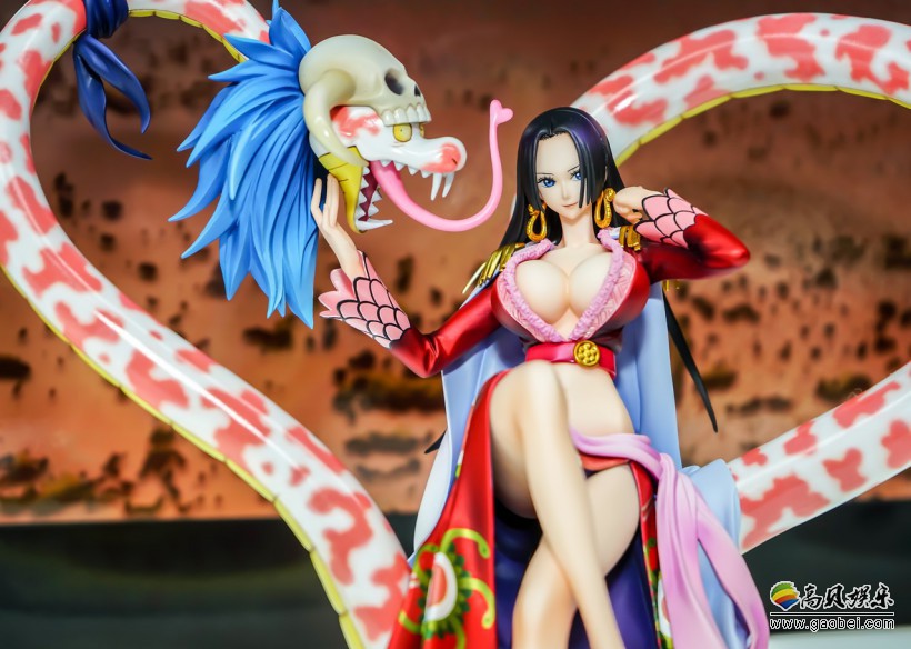 《海贼王》女帝波雅·汉库克手办：经典坐姿和服装好身材展露无遗