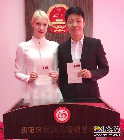 撒贝宁婚后竟然一直跟太太穿甜蜜情侣装：而且衣服非常有风格特色