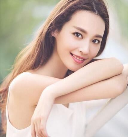 吴佳尼晒出旅行美照：吊带配彩色短裤，光脚踩在游艇上，长腿超吸睛