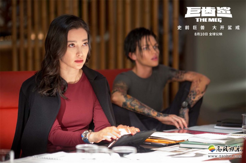 《巨齿鲨》将于8月10日正式全球上映：发布“决战狂鲨”版人物海报