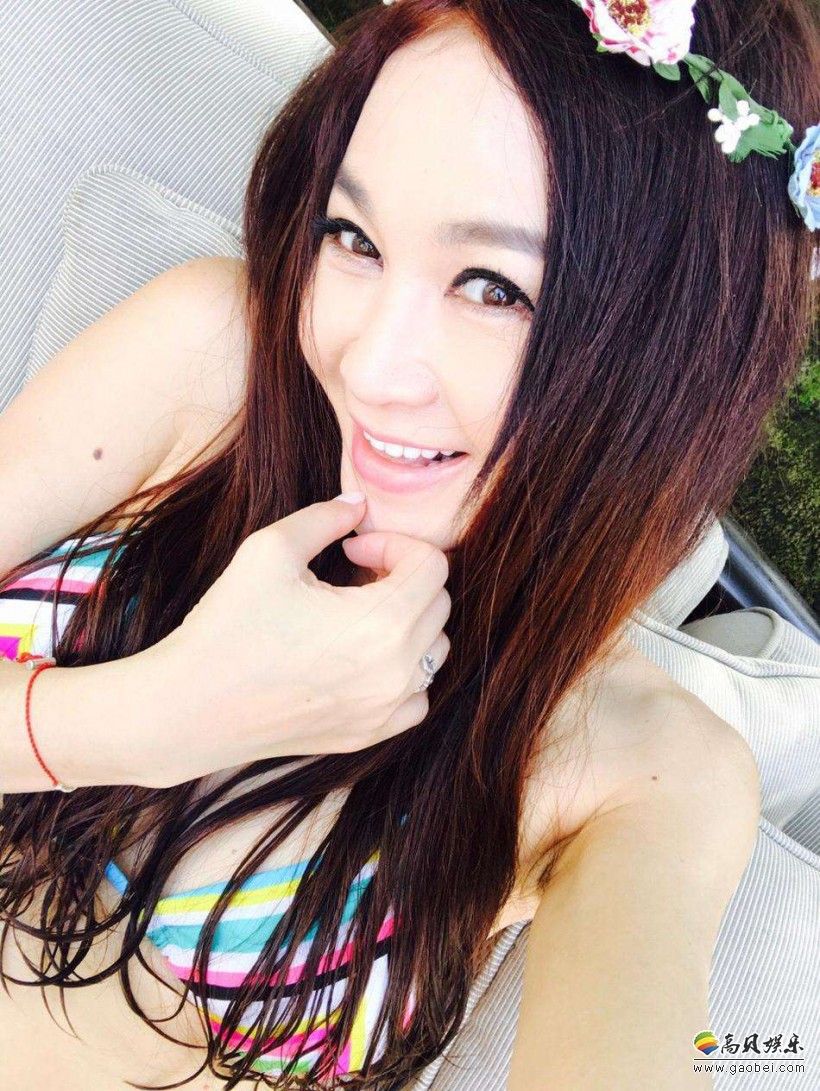 温碧霞晒出一家三口照片：头戴花环，身穿黄色连衣裙！甜美似少女