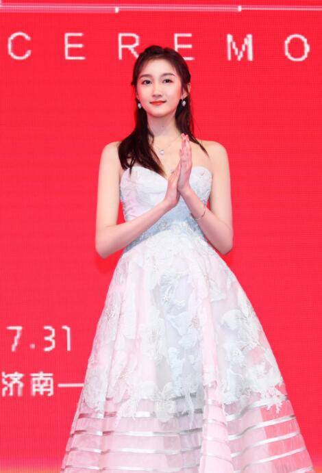 关晓彤最新美照：淡蓝色抹胸长裙大秀香肩锁骨，浅笑模样又仙又美