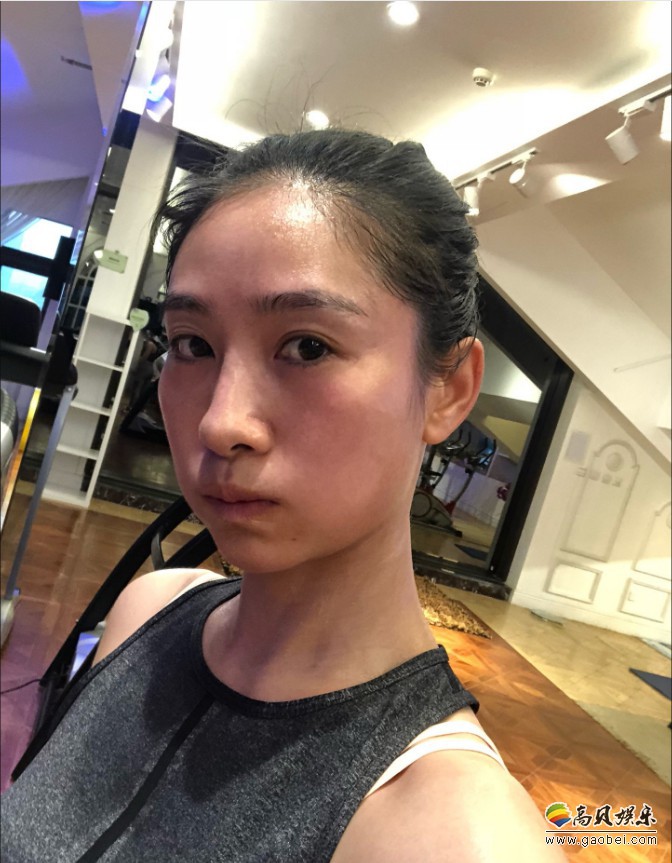陶昕然日常收工不忘进行身体管理：社交平台晒出了一组素颜健身照