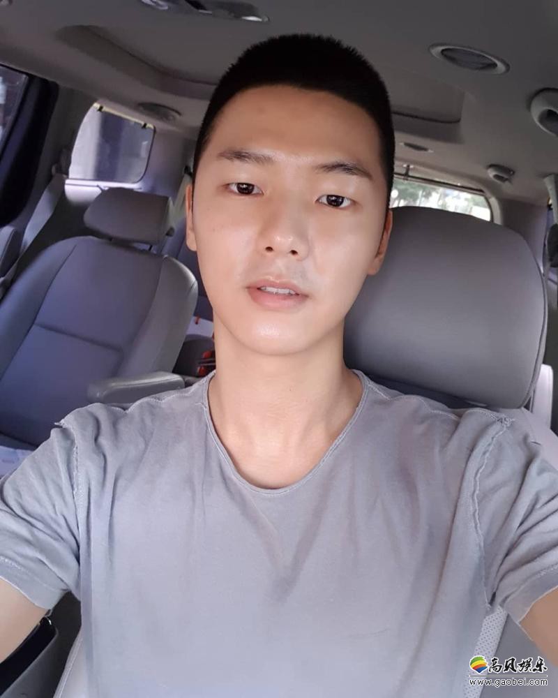 敏赫於正式入伍公开短发造型   东海贴文留言爱你