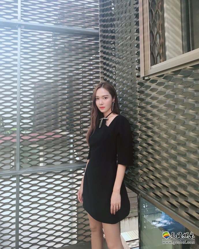 郑秀妍晒出一组美照：她一身黑色短裙，露出迷人锁骨和纤细长腿
