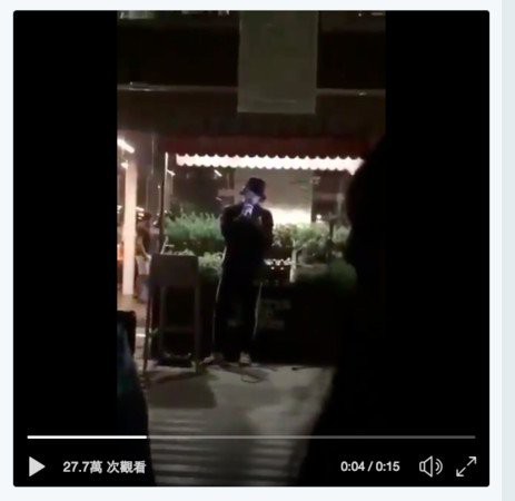 柾国在路边唱着魔力红主唱Adam Levine的《Lost Star》