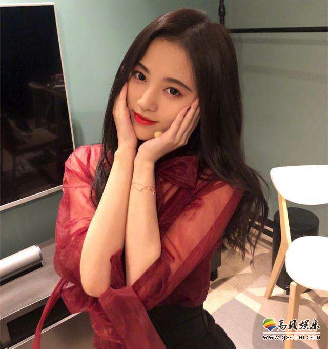 鞠婧祎晒出美照：美腿白皙蛮腰纤细，五官精致，明眸皓齿似娃娃