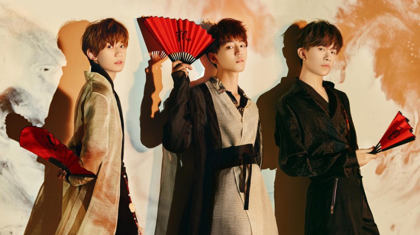 TFBOYS组合全新中国风写真：手执红扇，水墨中国风，意气风发