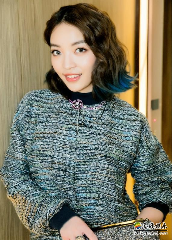 第二届CMA唱工委音乐颁奖盛典：VaVa甜美淑女范长腿格外吸睛