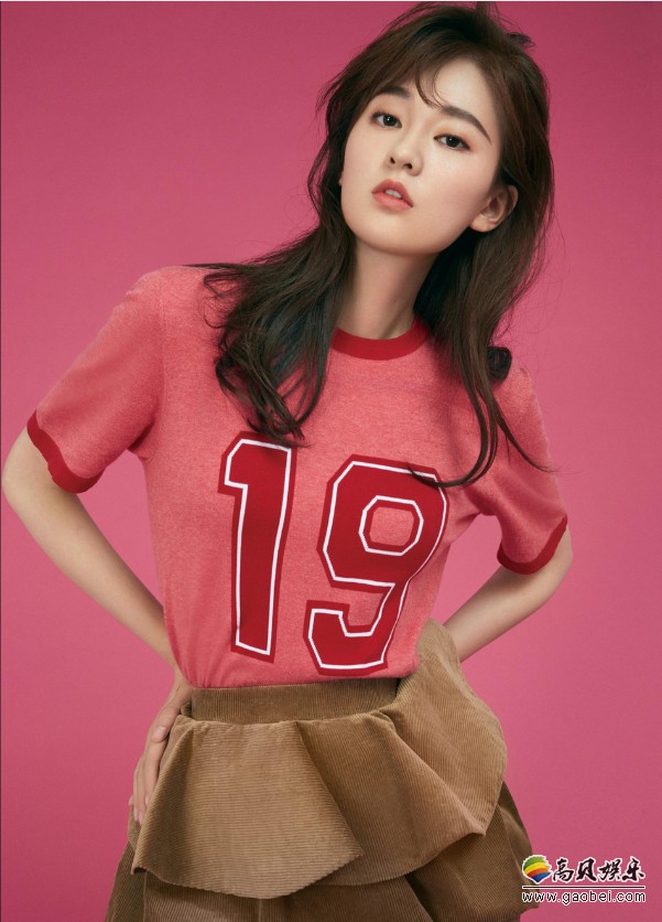 乔欣登上杂志封面大片曝光：炎炎夏日之中！尽显少女系清爽质感