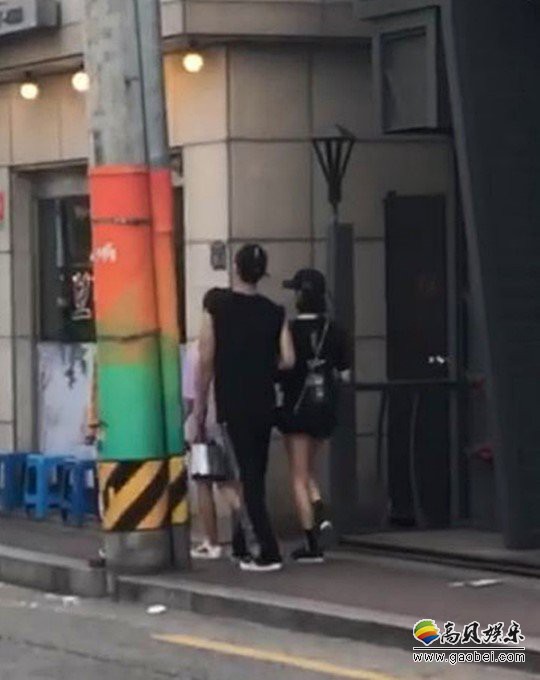 Yuto和张睿恩当街秀恩爱的样子仿佛丝毫不在意恋情被曝光