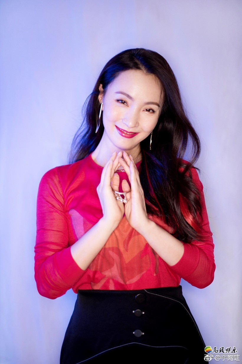 演员小陶虹一身红衣出席新片活动：搭配美艳红唇，更显妩媚动人