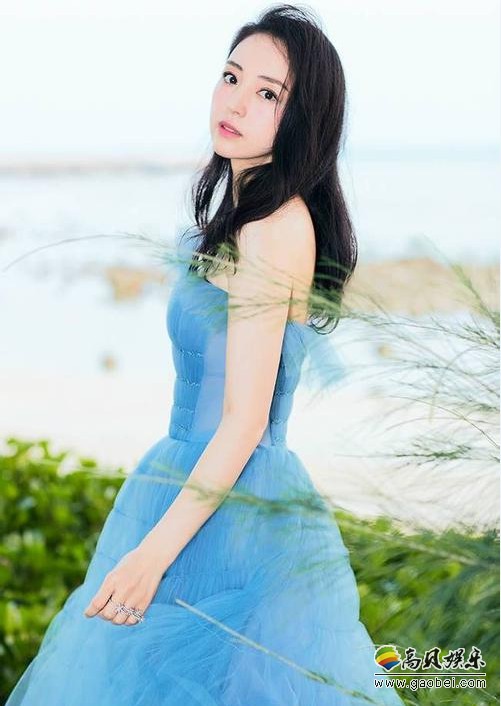 董璇夏日写真照：面容精致长发披肩，蓝色长纱裙更显其温婉气质