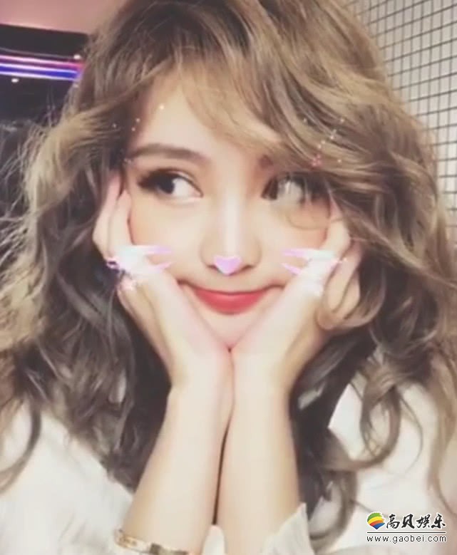 罗志祥女朋友周扬青晒出近照：一头小卷发，红唇大眼抿嘴卖萌可爱