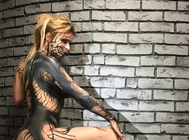 国外Coser女版“毒液”Cos：身材一级棒的她采用人体彩绘的方式
