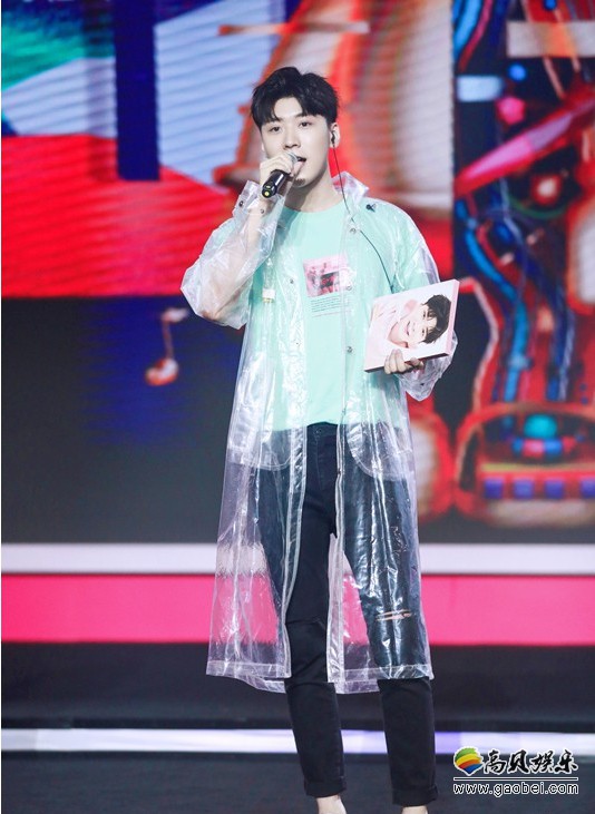王博文现身芒果TV“青春芒果节”透明外套搭配简单T恤牛仔裤亮相