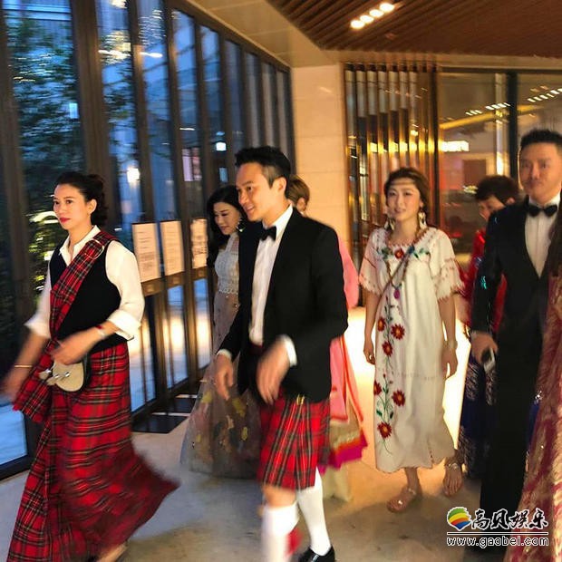 张智霖、袁咏仪夫妇韩国度假参加小型party：两人穿情侣装狂撒狗粮