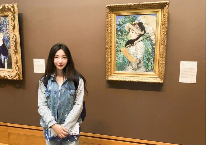 柳岩晒出看画展照片：身背双肩包，牛仔外套＋牛仔裤，青春气十足