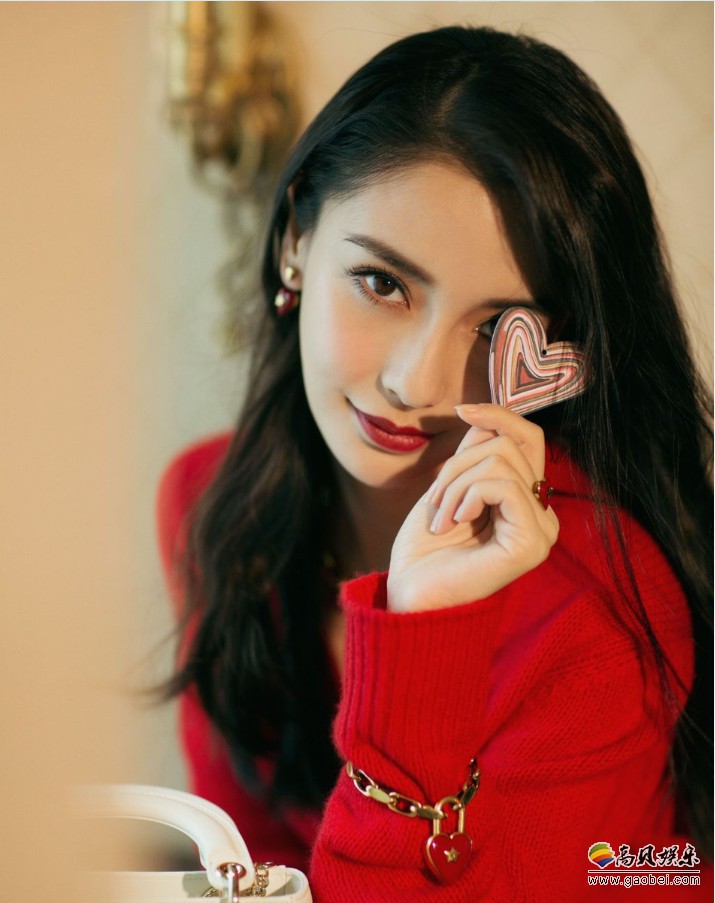 angelababy出席某品牌活动：红色V领毛衣搭配黑裙亮相，妩媚十足