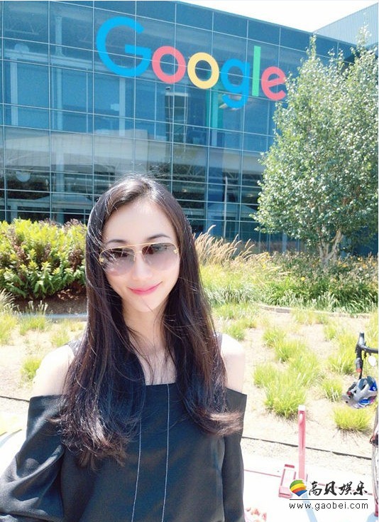 韩雪游客照曝光：黑色路肩上衣，搭配渐变百褶长裙，尽显夏日度假风