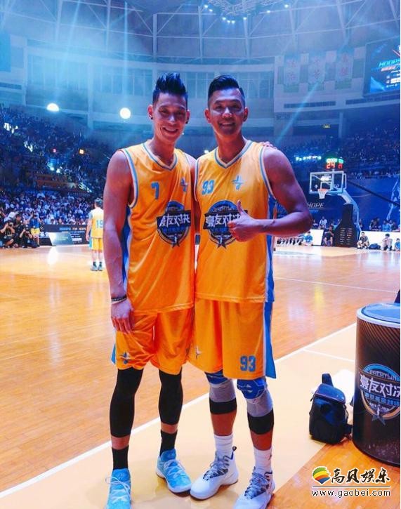 范玮琪晒出陈建州和林书豪合照：林书豪和黑人穿着“豪友对决”球服