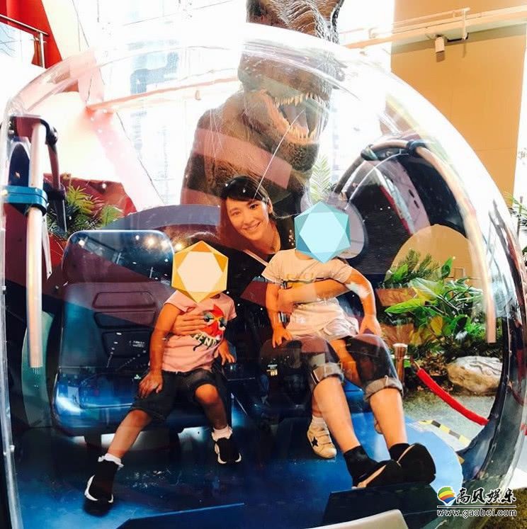 吴佩慈带着女儿小瑞瑞及儿子汉斯一同外出逛商场:在景区内拍照游玩 吴佩慈带着女儿小瑞瑞及儿子汉斯一同外出逛商场:在景区内拍照游玩