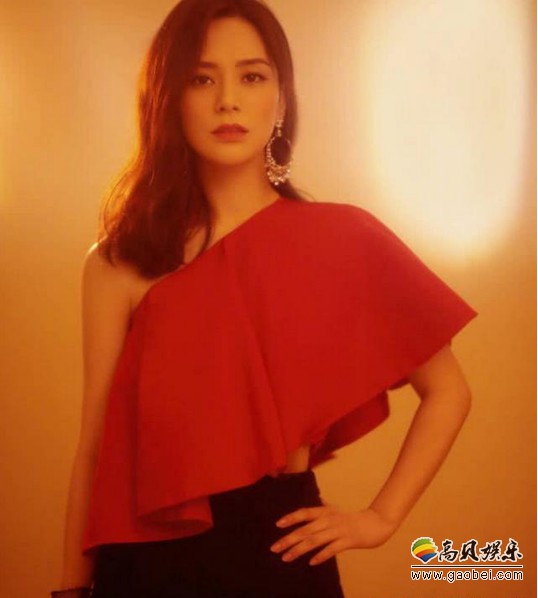 霍汶希分享阿娇最新写真美照：大赞阿娇“完美诠释红与黑的经典搭配”