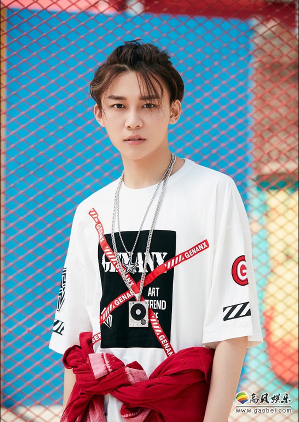 刘怡潼阳光潮系写真：潮款白T和红色牛仔外套，干净清爽，温暖阳光