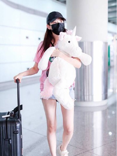 宋祖儿现身首都机场：粉色印花短袖搭配蓝色牛仔短裤，美腿十分吸睛