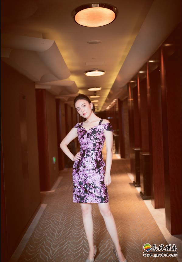 吕佳容身着碎花长裙现身时装秀:小露香肩和美腿,散发出优雅女人味 吕佳容身着碎花长裙现身时装秀:小露香肩和美腿,散发出优雅女人味