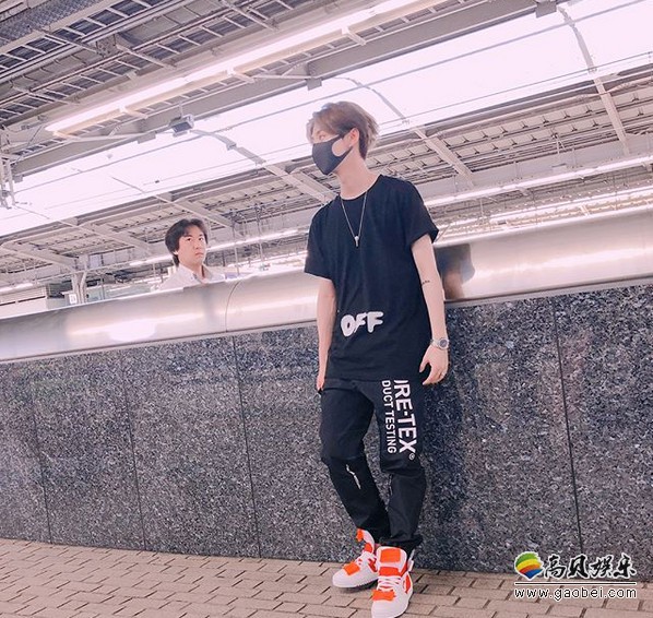 鹿晗晒出一组照片：他在车站耍酷，撩发凹造型，全黑look潮范儿十足